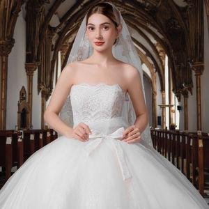 Robe de mariée moderne et éthérée, coupe trapèze, <span class=keywords><strong>bustier</strong></span>, en tulle scintillant, avec <span class=keywords><strong>voile</strong></span> orné de dentelle complexe, volants et broderies spectaculaires - Product Image 3