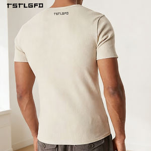 Haut en tricot pour homme de haute qualité, boutonné, en jersey de coton beige, coupe ajustée, manches courtes, essentiel pour la superposition - Product Image 3