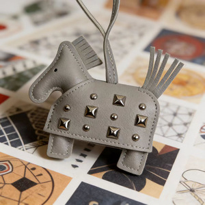 Llavero de cuero vintage con remaches de <span class=keywords><strong>rock</strong></span> y caballo, mini llavero de pony con tachuelas estilo punk, decoración de moda para bolso de mujer - Product Image 4