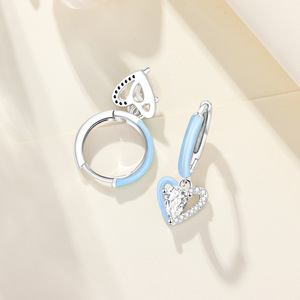 Boucles d'oreilles simples en forme de cœur, un cadeau parfait pour la Saint-Valentin, un anniversaire ou un anniversaire de mariage pour les filles. - Product Image 4