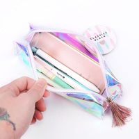 UIOWIO Vente en gros de trousses à crayons en plastique PVC holographique laser imprimées sur mesure, trousses à crayons transparentes colorées et originales