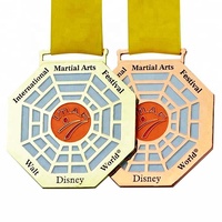 Médaille personnalisable haut de gamme avec logo, en alliage de zinc doré poli, gravable, avec ruban bleu pour cérémonie sportive