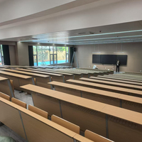 Salle de classe avec rangée de chaises auditorium universitaire église sièges en bois mobilier scolaire salle de conférence escaliers tables et chaises