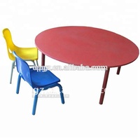 Meubles de jardin d'enfants au design moderne bureau de classe rond coloré avec chaise confortable pour enfants enfants en milieu scolaire