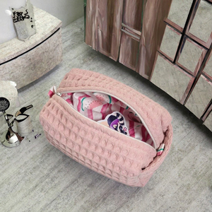 Bolsa de Maquillaje Portátil de Viaje, con Logotipo Personalizado, Directo de Fábrica, Diseño de Waffle de Algodón, Blanca, Impermeable, para Artículos de Aseo - Product Image 3
