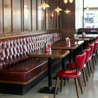 Ensemble de restaurant sur mesure Ron Group, banquette en cuir capitonnée, table en bois massif avec base en métal, chaise rembourrée en cuir, mobilier commercial