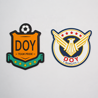 Badges en caoutchouc personnalisés en gros avec logo 3D en relief, patchs souples en PVC et silicone pour vêtements