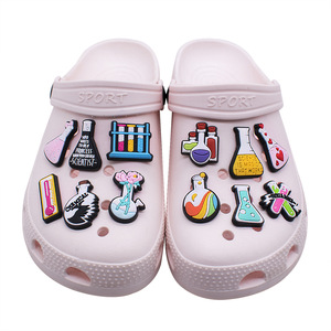 Breloques personnalisées pour chaussures pour adolescents, ensemble de pin's imperméables en PVC sur le thème du laboratoire de chimie, décoration pour sabots d'enseignant en sciences - Product Image 2