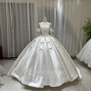 Robe de mariée moderne OY031 en satin à col bateau avec nœud, traîne chapelle, fleurs, dentelle et cristaux pour femme - Product Image 3