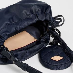 กระเป๋าใส่เหรียญกันน้ำแฟชั่นสไตล์ Preppy ขนาดเล็ก กระเป๋าถือสะพายไหล่เดี่ยวสำหรับผู้หญิง  กระเป๋าเดินทางชายหาดแบบใช้ซ้ำได้ ทำจากไนลอน - Product Image 5