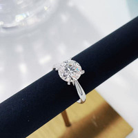 Bague de fiançailles élégante et intemporelle pour femme, en or blanc 18 carats, avec diamant de laboratoire à 4 griffes, idéale pour une demande en mariage.