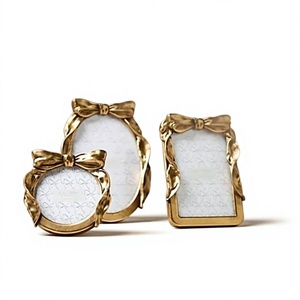 Cadre photo rond horizontal vintage en laiton, petit présentoir décoratif pour la maison, le bureau, la chambre et le salon - Product Image 1