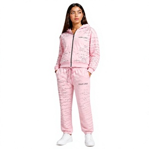 Ensemble sweat à capuche et jogging personnalisé avec impression typographique intégrale – Survêtement premium pour femme, streetwear graphique avec lettres imprimées sur toute la surface 2026 - Product Image 3