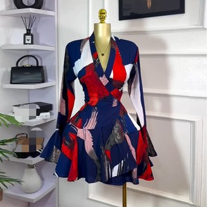 เดรสแฟชั่นผู้หญิงลายพิมพ์ใหม่สำหรับฤดูร้อน คอวี ผูกเอว แขนบาน เอวสูง - Product Image 3