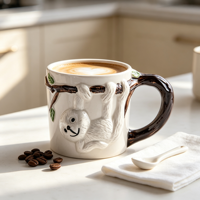 Mug à café en céramique avec un adorable paresseux 3D suspendu sur une branche d'arbre