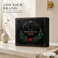 Boîte cadeau personnalisée noire de Noël avec cadre doré et sapins enneigés pour cadeaux d'entreprise de Noël