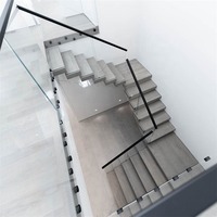 Escalier moderne en bois de chêne blanc massif avec marches flottantes et éclairage LED pour appartement et villa