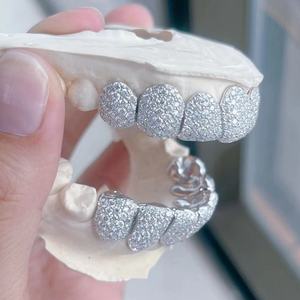 Moissanite Grillz personnalisée en argent sterling 925 avec diamant Style Hip Hop glacé Dents plaquées or 8 sur 8 pour mariage ou cadeau - Product Image 5