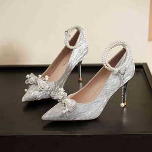 Zapatos de Novia con Tacón de Aguja, Punta Puntiaguda, Correa en el Tobillo, Decoración de Perlas y Forro de Satén - Product Image 1