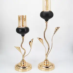 质量好的金色金属花形烛台，配有透明玻璃烛台，用于派对装饰