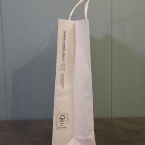 ถุงกระดาษเคลือบสีขาวพร้อมปั๊มโลโก้แบบนูน/แบบจม ปกแข็ง - Product Image 2