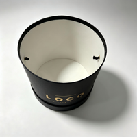 Boîte à chapeau ronde en forme de fleur avec couvercle, boîte cadeau cylindrique en papier noir mat avec logo en feuille d'or et poignée en ruban, taille et couleur personnalisées