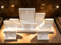 Boîte à bijoux LED blanche en gros, boîte à bagues, boucles d'oreilles, pendentifs, bracelets, chaînes, coffrets cadeaux de luxe avec éclairage LED