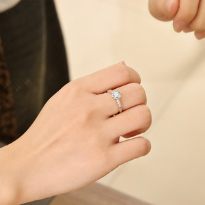 Bague en moissanite pour femme, 1 carat, sertie de griffes hexagonales, bijoux de fiançailles - Product Image 3