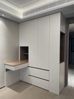 Armoire en L sur mesure chic avec bureau d'angle pour une chambre principale confortable
