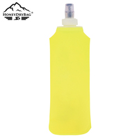 Bouteille d'eau douce au toucher isolée en silicone BPA pour les activités de plein air décontractées et les visites