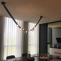 Lustre LED moderne et minimaliste à hauteur réglable avec structure en fer et abat-jour en verre, taille moyenne, pour l'éclairage du salon