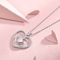 Collier en argent sterling 925 avec trois cœurs imbriqués, pendentif pavé en moissanite taille cœur de 5 mm, cadeau de mariage pour femme, bijoux fins en gros