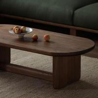 Table basse en bois rustique et moderne avec base robuste et plateau ovale lisse