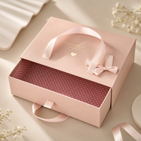 Maßgefertigte Luxus-Geschenkbox aus Rosa Papier mit Griff und Prägung für Kleidung, Schuhe, Kosmetik, Geschenke und Pelzartikel