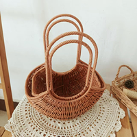 Panier de rangement mural ou sur pied en rotin tressé en plastique fait main avec longues poignées pour fleurs