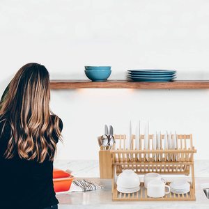 Двухуровневая складная бамбуковая сушилка для посуды с держателем для приборов и складным поддоном для кухни - Product Image 5