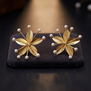 Boucles d'oreilles clous dorées élégantes et tendance à motif floral, pour femme, plaqué or 14 carats, faites à la main, avec perles et sertissage clos en laiton - Product Image 2