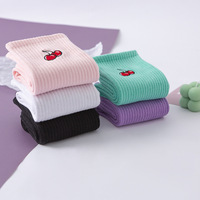 Maquette gratuite Chaussettes de sport unisexes en coton personnalisées Chaussettes de sport colorées avec logo personnalisé