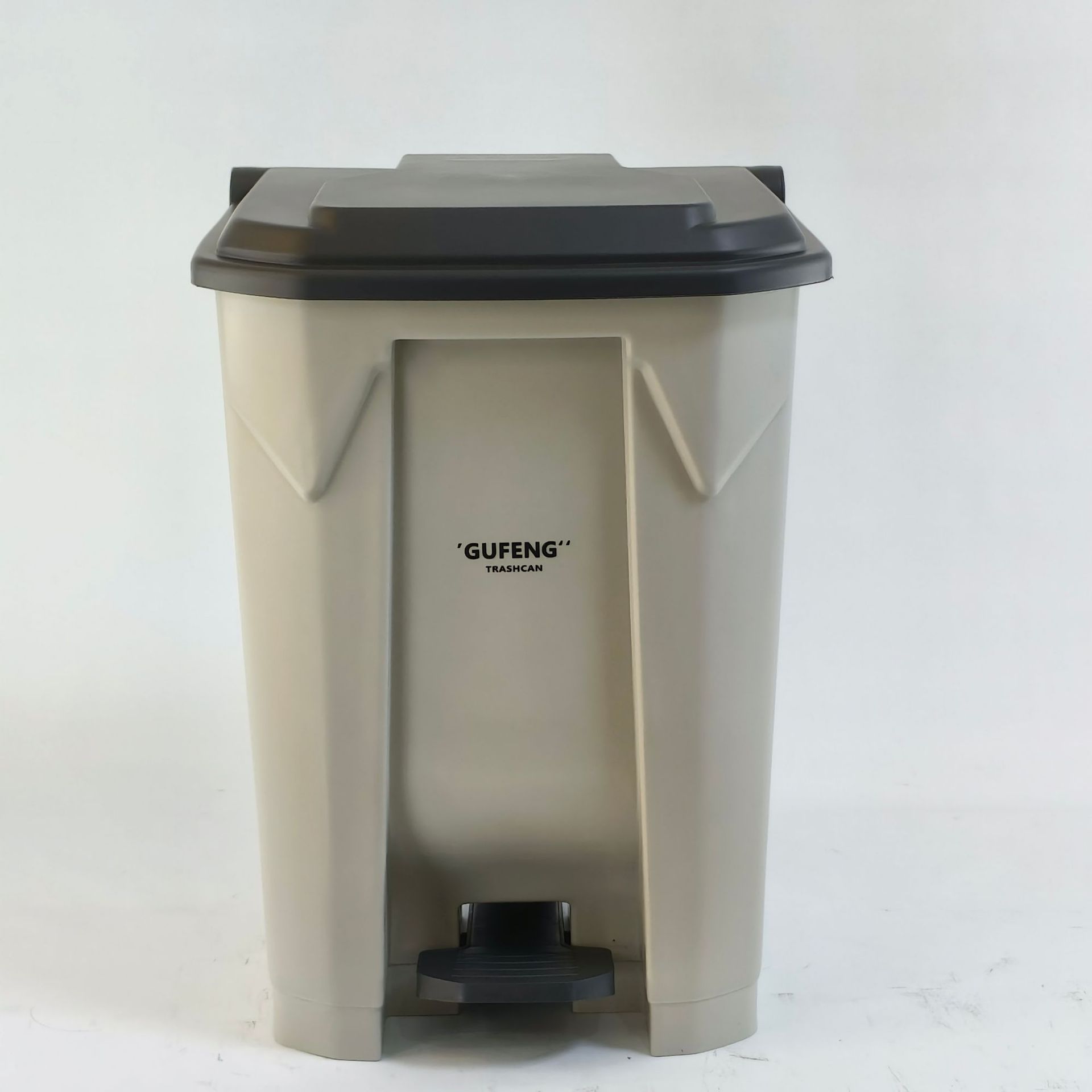 cubo gris con tapa negra