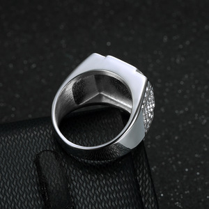 Squisita dichiarazione di lusso argento placcato esagonale gemma incrostato anello da uomo per gentiluomini sofisticati - Product Image 4