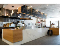 Comptoir de bar en Corian de haute qualité avec éclairage LED, idéal pour les hôtels, centres commerciaux et hôpitaux, garantie 10 ans, forme personnalisable