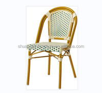 Vente en gros de chaises empilables pour fêtes et cérémonies de mariage chaises rustiques à dossier croisé en chêne courbé chaise à dossier croisé en bois avec siège en rotin