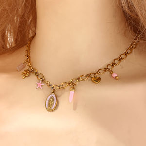Collier en acier inoxydable plaqué or pour femme décoré <span class=keywords><strong>de</strong></span> breloques roses comme un cœur d'étoile <span class=keywords><strong>de</strong></span> mer et une Vierge <span class=keywords><strong>Marie</strong></span> - Product Image 3