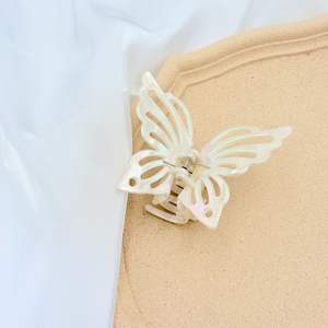 Pince à <span class=keywords><strong>cheveux</strong></span> papillon ajourée ultra féerique en plastique électroplaqué coloré, sensation haut de gamme, grande pince requin - Product Image 4