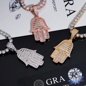 Prix de gros Pendentif Hamsa en argent 925 avec moissanite, style hip-hop, serti à griffes taille émeraude, 3 options de couleur, unisexe - Product Image 2