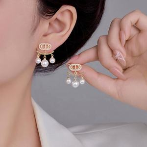 Boucles d'oreilles à clous pour femmes de luxe, tendance, en argent S925, avec micro-incrustations de zircon, lettre, plaqué or, perle dynamique, pompon, cadeau - Product Image 2