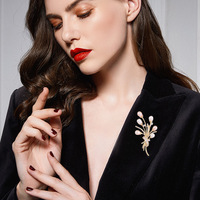 Vente en gros de broches de sécurité personnalisées pour femmes, broche de luxe élégante en perle d'eau douce, broche de ballon de Confession