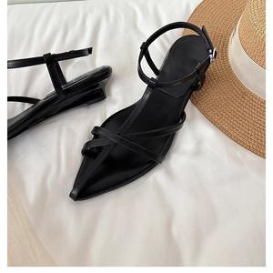 Sandales compensées romaines rétro noires à brides croisées tressées pour femme, à enfiler, à bout carré, à talons plateforme, respirantes, confortables pour l'automne - Product Image 4