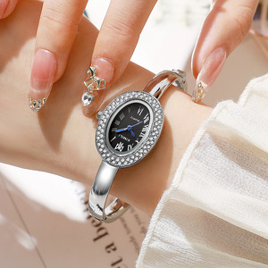 Reloj cuadrado para mujer, elegante y con estilo, que ofrece una sensación sofisticada y realza la piel clara. - Product Image 5