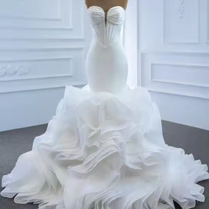 Robe de mariée élégante blanche style printemps, épaules dénudées, dos nu, coupe ajustée, dentelle ondulée, queue de poisson, conçue sur mesure pour femme - Product Image 1